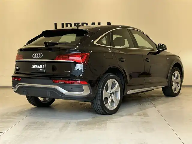 アウディ Ｑ５ SB 40TDIクワトロ Sライン 熊本県 2022(令4)年 5.4万km ミトスブラックメタリック ・スマートキー/・プッシュスタート/・エフィシェンシアシスト/・ハイビームアシスト/・パークエイド/・リアクロストラフィックアシスト/・Audiプレセンス/・Audiアクティブレーンアシスト/・サイドアシスト/・休憩の推奨/・クルーズコントロール/・ハーフレザーシート/　【Bluetooth・USB・AppleCatPlay・AndroidAuto】/・全方位カメラ/・ETC2.0/・バーチャルコクピット/・ドライブレコーダー(前後録画)/・パワーバックドア/・LEDヘッドランプ/・純正マット