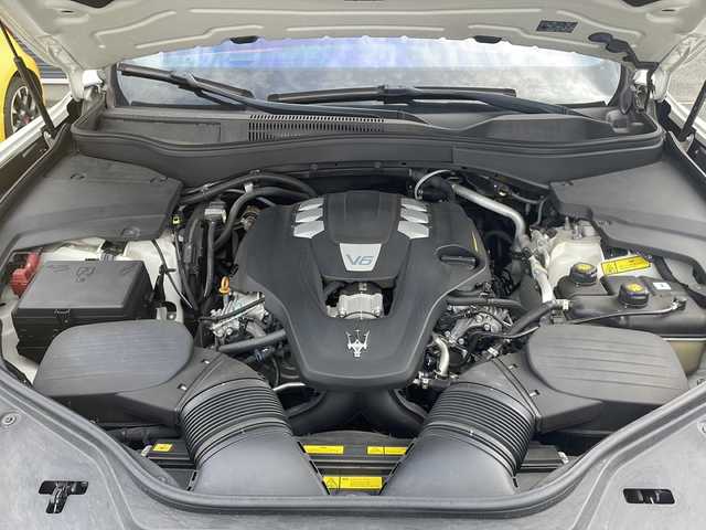 マセラティ レヴァンテ 佐賀県 2017(平29)年 3.9万km ビアンコ ドライバーアシスタンスパッケージ/・アダプティブクルーズコントロール/・レーンキーピングアシスト/・ブラインドスポットモニター/・衝突軽減ブレーキシステム/harman/kardon/サンルーフ/純正ナビ/サラウンドビューカメラ/Bluetooth・フルセグTV/赤革シート/シートヒーター/パワーバックドア/パドルシフト/LEDヘッドライト/オートハイビーム/純正21インチアルミホイール