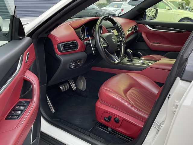 マセラティ レヴァンテ 佐賀県 2017(平29)年 3.9万km ビアンコ ドライバーアシスタンスパッケージ/・アダプティブクルーズコントロール/・レーンキーピングアシスト/・ブラインドスポットモニター/・衝突軽減ブレーキシステム/harman/kardon/サンルーフ/純正ナビ/サラウンドビューカメラ/Bluetooth・フルセグTV/赤革シート/シートヒーター/パワーバックドア/パドルシフト/LEDヘッドライト/オートハイビーム/純正21インチアルミホイール