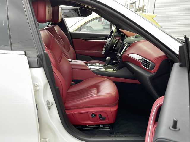 マセラティ レヴァンテ 佐賀県 2017(平29)年 3.9万km ビアンコ ドライバーアシスタンスパッケージ/・アダプティブクルーズコントロール/・レーンキーピングアシスト/・ブラインドスポットモニター/・衝突軽減ブレーキシステム/harman/kardon/サンルーフ/純正ナビ/サラウンドビューカメラ/Bluetooth・フルセグTV/赤革シート/シートヒーター/パワーバックドア/パドルシフト/LEDヘッドライト/オートハイビーム/純正21インチアルミホイール