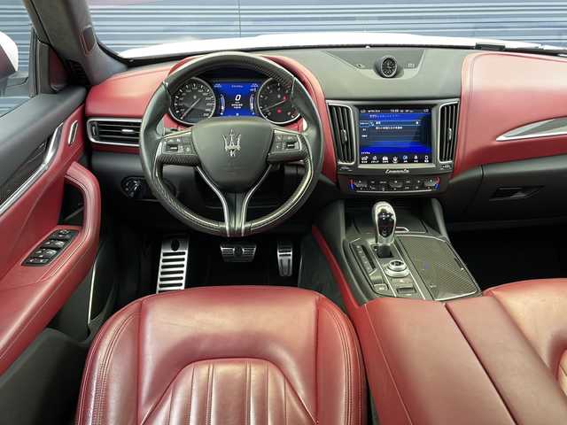 マセラティ レヴァンテ 佐賀県 2017(平29)年 3.9万km ビアンコ ドライバーアシスタンスパッケージ/・アダプティブクルーズコントロール/・レーンキーピングアシスト/・ブラインドスポットモニター/・衝突軽減ブレーキシステム/harman/kardon/サンルーフ/純正ナビ/サラウンドビューカメラ/Bluetooth・フルセグTV/赤革シート/シートヒーター/パワーバックドア/パドルシフト/LEDヘッドライト/オートハイビーム/純正21インチアルミホイール