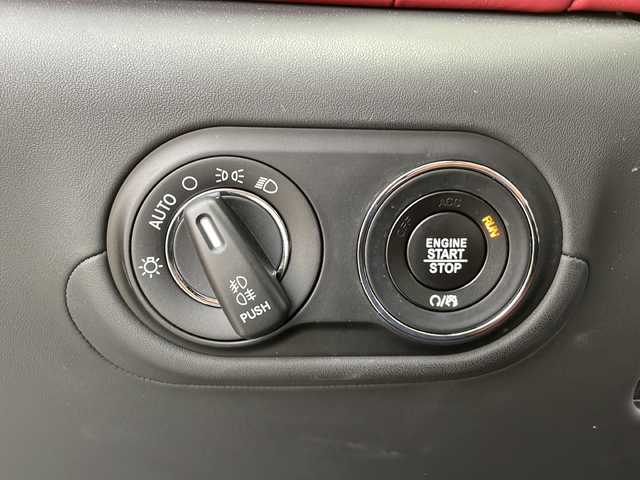 マセラティ レヴァンテ 佐賀県 2017(平29)年 3.9万km ビアンコ ドライバーアシスタンスパッケージ/・アダプティブクルーズコントロール/・レーンキーピングアシスト/・ブラインドスポットモニター/・衝突軽減ブレーキシステム/harman/kardon/サンルーフ/純正ナビ/サラウンドビューカメラ/Bluetooth・フルセグTV/赤革シート/シートヒーター/パワーバックドア/パドルシフト/LEDヘッドライト/オートハイビーム/純正21インチアルミホイール