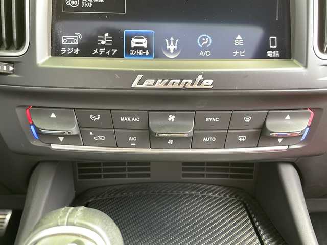 マセラティ レヴァンテ 佐賀県 2017(平29)年 3.9万km ビアンコ ドライバーアシスタンスパッケージ/・アダプティブクルーズコントロール/・レーンキーピングアシスト/・ブラインドスポットモニター/・衝突軽減ブレーキシステム/harman/kardon/サンルーフ/純正ナビ/サラウンドビューカメラ/Bluetooth・フルセグTV/赤革シート/シートヒーター/パワーバックドア/パドルシフト/LEDヘッドライト/オートハイビーム/純正21インチアルミホイール