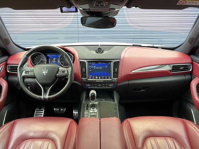 マセラティ レヴァンテ 佐賀県 2017(平29)年 3.9万km ビアンコ ドライバーアシスタンスパッケージ/・アダプティブクルーズコントロール/・レーンキーピングアシスト/・ブラインドスポットモニター/・衝突軽減ブレーキシステム/harman/kardon/サンルーフ/純正ナビ/サラウンドビューカメラ/Bluetooth・フルセグTV/赤革シート/シートヒーター/パワーバックドア/パドルシフト/LEDヘッドライト/オートハイビーム/純正21インチアルミホイール