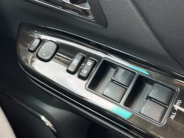 トヨタ ヴェルファイア 2．4Z ゴールデンアイズ 岐阜県 2013(平25)年 10.3万km ブラック 登録時走行距離103110km/後席モニター/純正８型ナビ/バックカメラ/両側パワースライドドア/ワンセグＴＶ/クルーズコントロール/前後コーナーセンサー/ビルトインＥＴＣ/オットマン/プッシュスタート/スマートキー/スペアキー/LEDヘッドライト/フォグランプ/オートライト/ドアバイザー/Bluetooth接続/CDチェンジャー/USB入力端子/アイドリングストップ