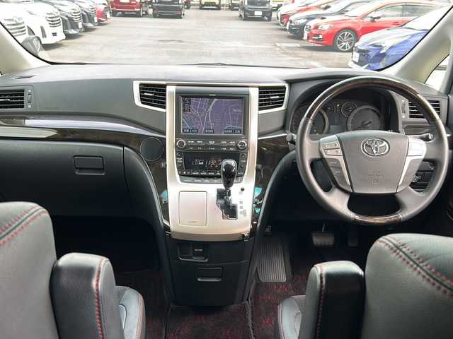 トヨタ ヴェルファイア 2．4Z ゴールデンアイズ 岐阜県 2013(平25)年 10.3万km ブラック 登録時走行距離103110km/後席モニター/純正８型ナビ/バックカメラ/両側パワースライドドア/ワンセグＴＶ/クルーズコントロール/前後コーナーセンサー/ビルトインＥＴＣ/オットマン/プッシュスタート/スマートキー/スペアキー/LEDヘッドライト/フォグランプ/オートライト/ドアバイザー/Bluetooth接続/CDチェンジャー/USB入力端子/アイドリングストップ