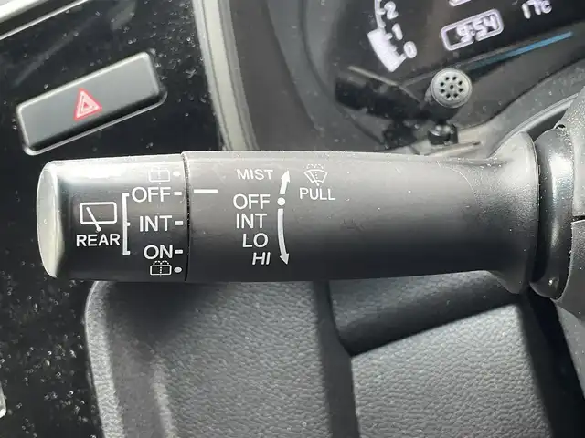ホンダ フィット 13G F 島根県 2018(平30)年 9.9万km ルナシルバーM 登録時走行距離98538km/カロッツェリアナビ（Bluetooth・AM・FM・CD・DVD）/ホンダセンシング/・レーダークルーズコントロール/・レーンキープアシスト/・衝突被害軽減ブレーキ/・誤発進抑制機能/プラズマークラスター搭載フルオートエアコン/アイドリングストップ/ウィンカーミラー/オートリトラミラー/ドアバイザー/プッシュスタート/スマートキー/ETC/禁煙車