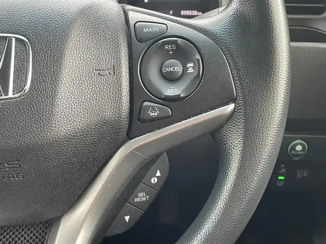 ホンダ フィット 13G F 島根県 2018(平30)年 9.9万km ルナシルバーM 登録時走行距離98538km/カロッツェリアナビ（Bluetooth・AM・FM・CD・DVD）/ホンダセンシング/・レーダークルーズコントロール/・レーンキープアシスト/・衝突被害軽減ブレーキ/・誤発進抑制機能/プラズマークラスター搭載フルオートエアコン/アイドリングストップ/ウィンカーミラー/オートリトラミラー/ドアバイザー/プッシュスタート/スマートキー/ETC/禁煙車