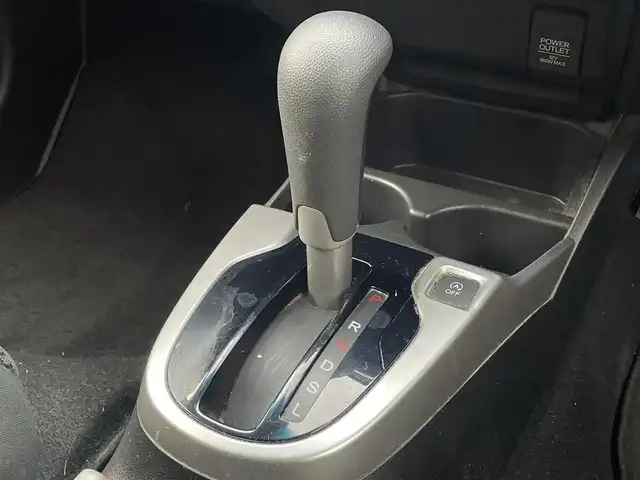 ホンダ フィット 13G F 島根県 2018(平30)年 9.9万km ルナシルバーM 登録時走行距離98538km/カロッツェリアナビ（Bluetooth・AM・FM・CD・DVD）/ホンダセンシング/・レーダークルーズコントロール/・レーンキープアシスト/・衝突被害軽減ブレーキ/・誤発進抑制機能/プラズマークラスター搭載フルオートエアコン/アイドリングストップ/ウィンカーミラー/オートリトラミラー/ドアバイザー/プッシュスタート/スマートキー/ETC/禁煙車