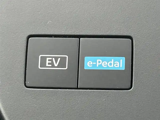 日産 セレナ e－パワー ハイウェイスター V 岡山県 2023(令5)年 5.2万km プリズムホワイト 12.3インチ日産コネクトナビ/フルセグTV、Bluetooth、AM、FM/AppleCarplay、AndroidAuto/アラウンドビューモニター/ハイビームアシスト/オートライト/ETC2.0/リアオートエアコン/シートバックテーブル/防眩式ルームミラー/電動パーキングブレーキ/オートブレーキホールド/ハンズフリーオートスライドドア/プロパイロット/ヒルスタートアシスト/インテリジェントエマージェンシーブレーキ/インテリジェントFCW(前方衝突予測警報）/衝突回避ステアリングアシスト/インテリジェントLi（衝突逸脱防止支援システム）/LDW（車線逸脱警報）/インテリジェントBSI（後側方衝突防止支援システム）/RCTA（後退時車両検知警報）/インテリジェントDA(ふらつき警報）/踏み間違い衝突防止アシスト/標識検知機能