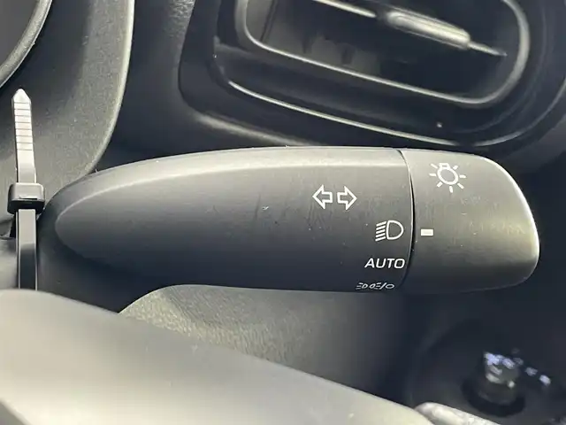 トヨタ ヤリス ハイブリッド G 埼玉県 2021(令3)年 5.6万km ブラック 純正ナビ（フルセグTV/Bluetooth/CD/DVDUSB/Miracast）/トヨタセーフティセンス/先行車発進告知/車両接近告知/バックカメラ/クルーズコントロール/前後コーナーセンサー/ビルトインETC/オートライト/オートハイビーム/取扱説明書