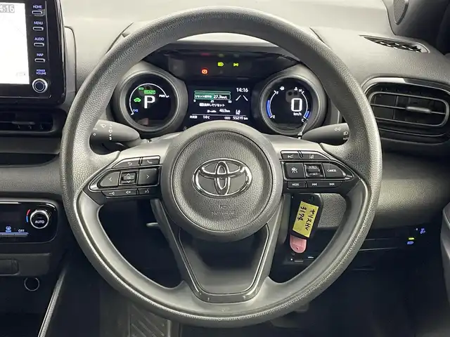 トヨタ ヤリス ハイブリッド G 埼玉県 2021(令3)年 5.6万km ブラック 純正ナビ（フルセグTV/Bluetooth/CD/DVDUSB/Miracast）/トヨタセーフティセンス/先行車発進告知/車両接近告知/バックカメラ/クルーズコントロール/前後コーナーセンサー/ビルトインETC/オートライト/オートハイビーム/取扱説明書