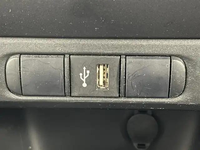 トヨタ ヤリス ハイブリッド G 埼玉県 2021(令3)年 5.6万km ブラック 純正ナビ（フルセグTV/Bluetooth/CD/DVDUSB/Miracast）/トヨタセーフティセンス/先行車発進告知/車両接近告知/バックカメラ/クルーズコントロール/前後コーナーセンサー/ビルトインETC/オートライト/オートハイビーム/取扱説明書