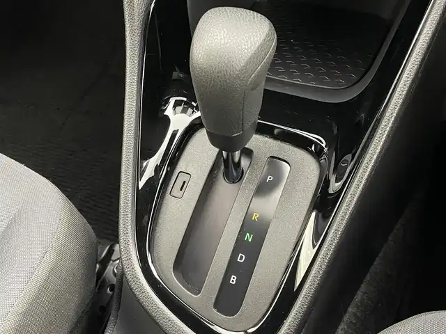 トヨタ ヤリス ハイブリッド G 埼玉県 2021(令3)年 5.6万km ブラック 純正ナビ（フルセグTV/Bluetooth/CD/DVDUSB/Miracast）/トヨタセーフティセンス/先行車発進告知/車両接近告知/バックカメラ/クルーズコントロール/前後コーナーセンサー/ビルトインETC/オートライト/オートハイビーム/取扱説明書