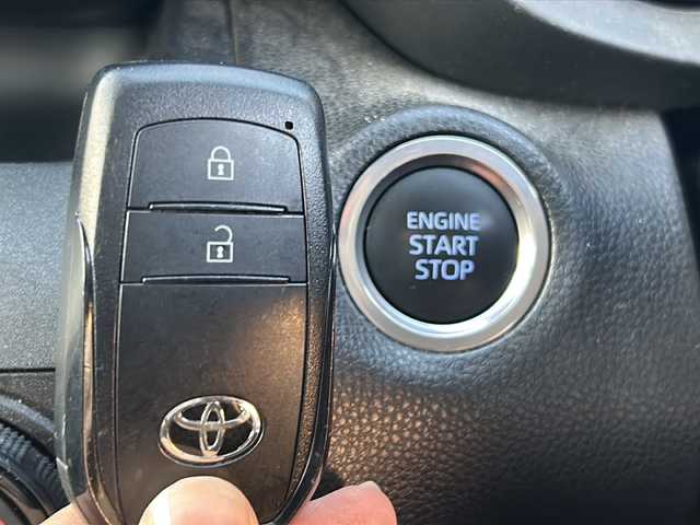 トヨタ ヤリスクロス X 山口県 2020(令2)年 2.6万km ホワイトパールクリスタルシャイン 禁煙車/前方ドライブレコーダー/ETC/スマートキー/プッシュスタート/純正HDDナビ/(DTV/BT/USB/ラジオ)/バックカメラ/クリアランスソナー/衝突軽減ブレーキ/電子パーキングブレーキ/レーダークルーズコントロール/オートライト/マニュアルエアコン/純正フロアマット/車線逸脱警報装置/保証書/取扱説明書/オートハイビーム