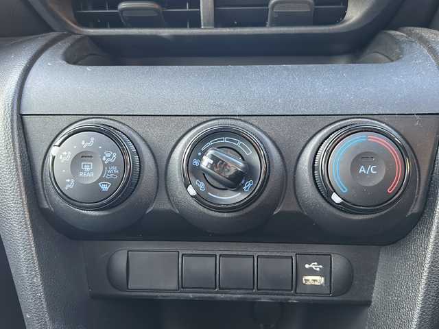 トヨタ ヤリスクロス X 山口県 2020(令2)年 2.6万km ホワイトパールクリスタルシャイン 禁煙車/前方ドライブレコーダー/ETC/スマートキー/プッシュスタート/純正HDDナビ/(DTV/BT/USB/ラジオ)/バックカメラ/クリアランスソナー/衝突軽減ブレーキ/電子パーキングブレーキ/レーダークルーズコントロール/オートライト/マニュアルエアコン/純正フロアマット/車線逸脱警報装置/保証書/取扱説明書/オートハイビーム