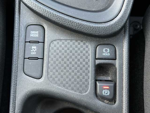 トヨタ ヤリスクロス X 山口県 2020(令2)年 2.6万km ホワイトパールクリスタルシャイン 禁煙車/前方ドライブレコーダー/ETC/スマートキー/プッシュスタート/純正HDDナビ/(DTV/BT/USB/ラジオ)/バックカメラ/クリアランスソナー/衝突軽減ブレーキ/電子パーキングブレーキ/レーダークルーズコントロール/オートライト/マニュアルエアコン/純正フロアマット/車線逸脱警報装置/保証書/取扱説明書/オートハイビーム