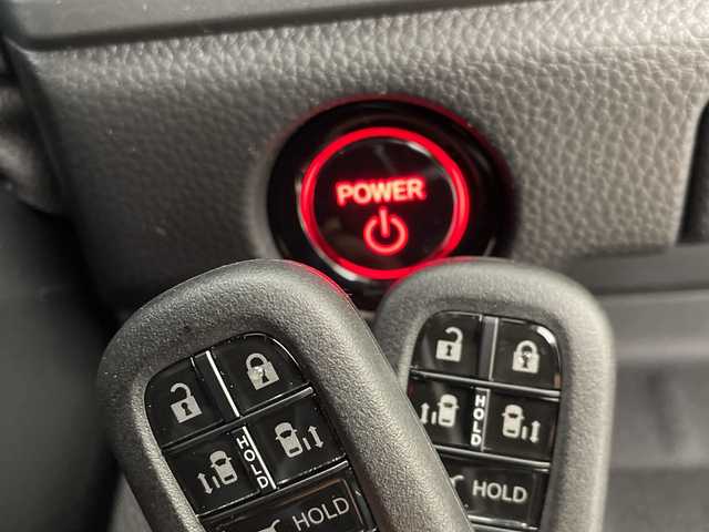 ホンダ ステップワゴン スパーダ eHEV 群馬県 2025(令7)年 0.1千km クリスタルブラックパール 禁煙車　登録済未使用車　純正１７．５インチナビ　バックカメラ　両側パワースライドドア　パワーバックドア　アダプティブクルーズコントロール　ＬＥＤライト　ＡＨＢ　純正16インチアルミホイール　スペアキー