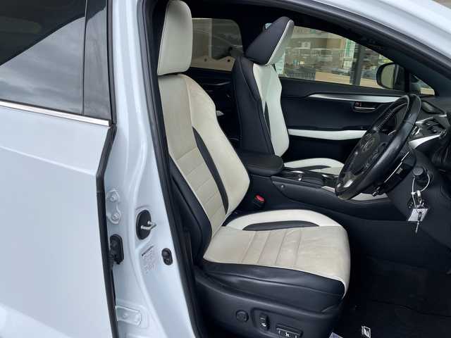 レクサス ＮＸ 300h Fスポーツ 愛知県 2019(令1)年 5.6万km ホワイトノーヴァガラスフレーク 純正10.5型ナビ/三眼LEDヘッドライト/全方位カメラ/サンルーフ/レーダークルーズコントロール/シートヒーター/エアシート/バックカメラ/電動リアゲート/パワーシート/ヘッドアップディスプレイ/コーナーセンサー/純正アルミホイール/ルーフレール/ETC2.0/ブラインドスポットモニター/パドルシフト/ステアリングヒーター/オートマチックハイビーム/ドライブレコーダー/衝突軽減システム/フルセグ/CD DVD/Bluetooth/ステアリングスイッチ/スマートキー/プッシュスタート