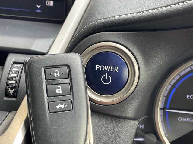 レクサス ＮＸ 300h Fスポーツ 愛知県 2019(令1)年 5.6万km ホワイトノーヴァガラスフレーク 純正10.5型ナビ/三眼LEDヘッドライト/全方位カメラ/サンルーフ/レーダークルーズコントロール/シートヒーター/エアシート/バックカメラ/電動リアゲート/パワーシート/ヘッドアップディスプレイ/コーナーセンサー/純正アルミホイール/ルーフレール/ETC2.0/ブラインドスポットモニター/パドルシフト/ステアリングヒーター/オートマチックハイビーム/ドライブレコーダー/衝突軽減システム/フルセグ/CD DVD/Bluetooth/ステアリングスイッチ/スマートキー/プッシュスタート