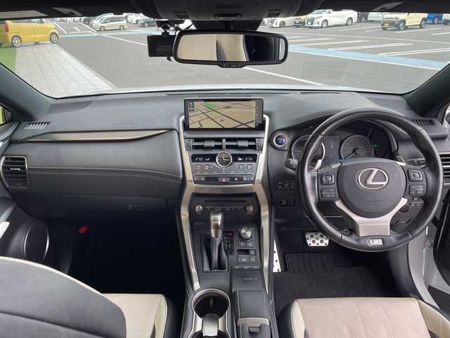 レクサス ＮＸ 300h Fスポーツ 愛知県 2019(令1)年 5.6万km ホワイトノーヴァガラスフレーク 純正10.5型ナビ/三眼LEDヘッドライト/全方位カメラ/サンルーフ/レーダークルーズコントロール/シートヒーター/エアシート/バックカメラ/電動リアゲート/パワーシート/ヘッドアップディスプレイ/コーナーセンサー/純正アルミホイール/ルーフレール/ETC2.0/ブラインドスポットモニター/パドルシフト/ステアリングヒーター/オートマチックハイビーム/ドライブレコーダー/衝突軽減システム/フルセグ/CD DVD/Bluetooth/ステアリングスイッチ/スマートキー/プッシュスタート