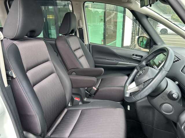 日産 セレナ ハイウェイスター 鹿児島県 2016(平28)年 7.4万km ブリリアントホワイトパール 2トーン 衝突被害軽減ブレーキ/純正ナビ/　　CD/DVD/BT/フルセグ/アラウンドビューモニター/両側パワースライドドア/クルーズコントロール/LEDオートライト/純正16インチアルミホイール/ステアリングスイッチ/リアオートエアコン/アイドリングストップ/USBポート/スマートキー/ETC