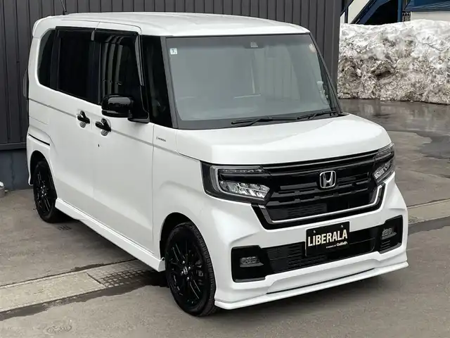 ホンダ Ｎ ＢＯＸ カスタム L ターボ スタイル+ブラック 青森県 2022(令4)年 2万km プラチナホワイトパール /ワンオーナー/４ＷＤ/ターボ　/ホンダセンシング　/無限フロントアンダースポイラー/社外ナビ/　(フルセグＴＶ/DVD/BT)　/バックカメラ　/前後ドラレコ/冬タイヤ＋社外アルミ積込/両側パワースライドドア　/前席シートヒーター /純正ＥＧスターター　/社外ビルトインＥＴＣ　/サヴウーファー　/前席シートヒーター　/革巻ステア/ノブ/パドルシフト/オートマチックハイビーム/オートライトLED/フォグLED/ウインカーミラー /オートリトラミラー/ミラーヒーター/アレルクリーンプラスシート/プライムスムース&/　トリコットコンビシート/プラズマクラスターエアコン/ブラック塗装15インチアルミホイール/プッシュスタートシステム/電格調整ミラー/横滑り防止機能/リアバンパーソナー/リア5面プライバシーガラス/Wサイド/カーテンエアバッグ /ABS/スマートキーx２/保証書/取説/ナビ取説