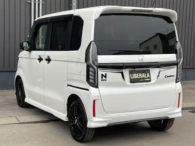 ホンダ Ｎ ＢＯＸ カスタム L ターボ スタイル+ブラック 青森県 2022(令4)年 2万km プラチナホワイトパール /ワンオーナー/４ＷＤ/ターボ　/ホンダセンシング　/無限フロントアンダースポイラー/社外ナビ/　(フルセグＴＶ/DVD/BT)　/バックカメラ　/前後ドラレコ/冬タイヤ＋社外アルミ積込/両側パワースライドドア　/前席シートヒーター /純正ＥＧスターター　/社外ビルトインＥＴＣ　/サヴウーファー　/前席シートヒーター　/革巻ステア/ノブ/パドルシフト/オートマチックハイビーム/オートライトLED/フォグLED/ウインカーミラー /オートリトラミラー/ミラーヒーター/アレルクリーンプラスシート/プライムスムース&/　トリコットコンビシート/プラズマクラスターエアコン/ブラック塗装15インチアルミホイール/プッシュスタートシステム/電格調整ミラー/横滑り防止機能/リアバンパーソナー/リア5面プライバシーガラス/Wサイド/カーテンエアバッグ /ABS/スマートキーx２/保証書/取説/ナビ取説