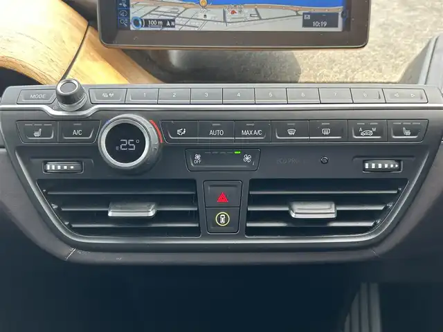 ＢＭＷ ｉ３ レンジエクステンダー 島根県 2016(平28)年 6.5万km 白 純正ナビ/(AM/FM/USB/Bluetooth)/ブラウンレザーシート/バックカメラ/インテリジェントセーフティ/アダクティブクルーズコントロール/D/N席シートヒーター/ドライブレコーダー/LEDヘッドライト/オートライト/社外AW付スタッドレス車載/スマートキー/スペアキー/プッシュスタート/ミラー内蔵型ETC/純正フロアマット/充電ケーブルあり/保証書/取扱説明書