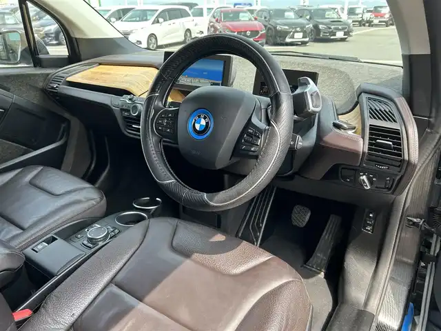 ＢＭＷ ｉ３ レンジエクステンダー 島根県 2016(平28)年 6.5万km 白 純正ナビ/(AM/FM/USB/Bluetooth)/ブラウンレザーシート/バックカメラ/インテリジェントセーフティ/アダクティブクルーズコントロール/D/N席シートヒーター/ドライブレコーダー/LEDヘッドライト/オートライト/社外AW付スタッドレス車載/スマートキー/スペアキー/プッシュスタート/ミラー内蔵型ETC/純正フロアマット/充電ケーブルあり/保証書/取扱説明書