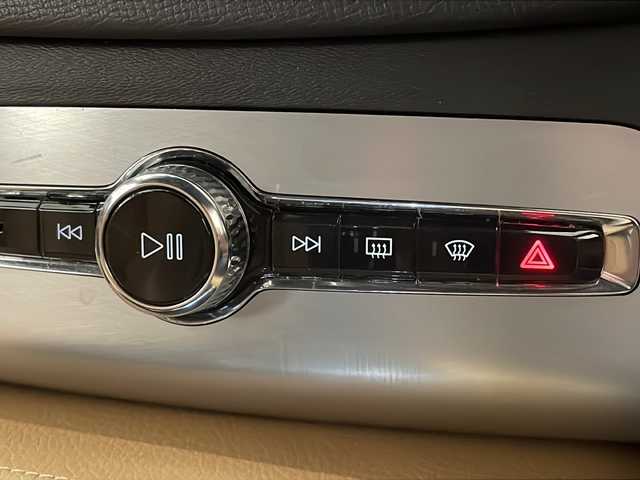 ボルボ ＸＣ９０ T5 AWD モーメンタム 新潟県 2017(平29)年 4.2万km クリスタルホワイトP アンバーレザー/インテリセーフ /-アダプティブクルーズコントロール/-レーンキープアシスト/-ブラインドスポットアシスト/-クロストラフィックアシスト/-360°カメラ/-パーキングアシスト/純正HDDナビ/フルセグTV/ETC/ドライブレコーダー/パワーバックドア/LEDヘッドライト/オートハイビーム/純正19インチアルミホイール/コーナーセンサー/シートヒーター/パワーシート/スマートキー/社外アルミホイールスタッドレスタイヤセット積み込み