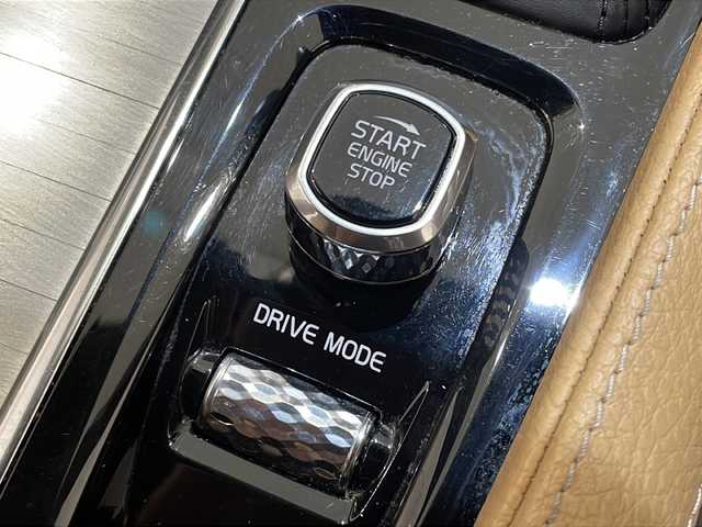 ボルボ ＸＣ９０ T5 AWD モーメンタム 新潟県 2017(平29)年 4.2万km クリスタルホワイトP アンバーレザー/インテリセーフ /-アダプティブクルーズコントロール/-レーンキープアシスト/-ブラインドスポットアシスト/-クロストラフィックアシスト/-360°カメラ/-パーキングアシスト/純正HDDナビ/フルセグTV/ETC/ドライブレコーダー/パワーバックドア/LEDヘッドライト/オートハイビーム/純正19インチアルミホイール/コーナーセンサー/シートヒーター/パワーシート/スマートキー/社外アルミホイールスタッドレスタイヤセット積み込み