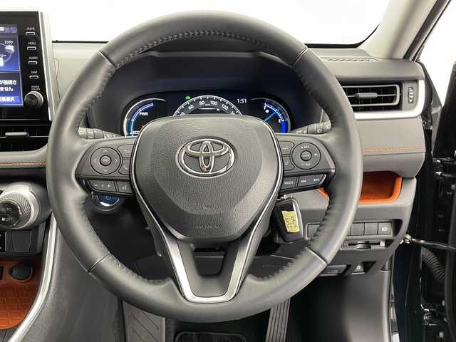 トヨタ ＲＡＶ４ ハイブリッド アドベンチャー 長野県 2022(令4)年 1.7万km アティチュードブラックマイカ 4WD/純正9型ディスプレイオーディオ/（AM/FM/USB/Bluetooth/Apple Car Play//Android Auto）/Bluetooth Miracast USB/トヨタセーフティセンス/・プリクラッシュセーフティ/・レーダークルーズコントロール/・レーントレーシングアシスト/・オートマチックハイビーム/・ブラインドスポットモニタ/・コーナーセンサー/・リヤクロストラフィックアラート/・パーキングサポートブレーキ/・ロードサインアシスト/W サイド カーテン ニー エアバッグ/バックカメラ/黒合皮レシート/D席メモリ付きパワーシート/D+N席シートヒーター/D+N席エアシート/LEDオートヘッドライト/オートマチックハイビーム/フォグライト/ステアリングヒーター/電子パーキングブレーキ/オートホールド/TRAILモード/ECO/NORMAL/SPORT切替/純正19インチアルミホイール/革巻きステアリング/ビルトインETC2.0/純正自動防眩ミラー/禁煙車/取扱説明書/スペアキー ×1