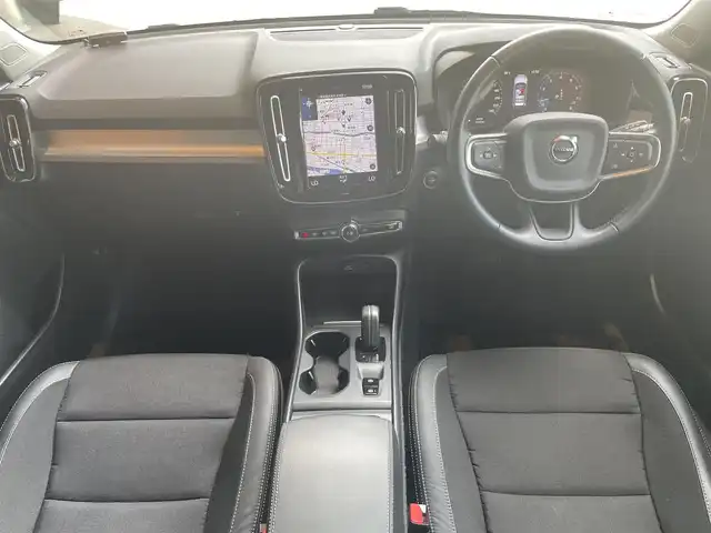 ボルボ ＸＣ４０ T4 AWD モメンタム 高知県 2018(平30)年 2.4万km アイスホワイト 純正ナビ/　【AM/FM/Bluetooth/フルセグTV】/Apple Car Play/Android　Auto/３６０°カメラ/　【フロント・サイド・バック】/クルーズコントロール/Lane　Keeping　Aid/BLIS/Road　Sign　Information/パークアシスト/コーナーリングライト/衝突回避/アイドリングストップ/ハーフレザーシート/運転席パワーシート/ETC/フロアマット