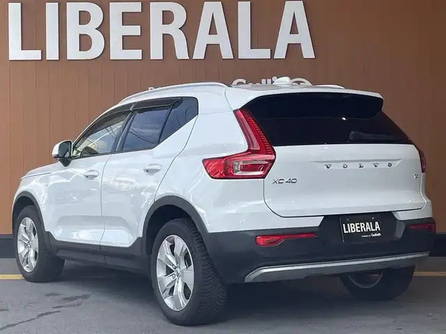 ボルボ ＸＣ４０ T4 AWD モメンタム 高知県 2018(平30)年 2.4万km アイスホワイト 純正ナビ/　【AM/FM/Bluetooth/フルセグTV】/Apple Car Play/Android　Auto/３６０°カメラ/　【フロント・サイド・バック】/クルーズコントロール/Lane　Keeping　Aid/BLIS/Road　Sign　Information/パークアシスト/コーナーリングライト/衝突回避/アイドリングストップ/ハーフレザーシート/運転席パワーシート/ETC/フロアマット