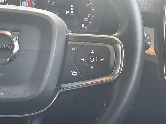 ボルボ ＸＣ４０ T4 AWD モメンタム 高知県 2018(平30)年 2.4万km アイスホワイト 純正ナビ/　【AM/FM/Bluetooth/フルセグTV】/Apple Car Play/Android　Auto/３６０°カメラ/　【フロント・サイド・バック】/クルーズコントロール/Lane　Keeping　Aid/BLIS/Road　Sign　Information/パークアシスト/コーナーリングライト/衝突回避/アイドリングストップ/ハーフレザーシート/運転席パワーシート/ETC/フロアマット