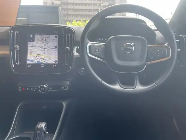 ボルボ ＸＣ４０ T4 AWD モメンタム 高知県 2018(平30)年 2.4万km アイスホワイト 純正ナビ/　【AM/FM/Bluetooth/フルセグTV】/Apple Car Play/Android　Auto/３６０°カメラ/　【フロント・サイド・バック】/クルーズコントロール/Lane　Keeping　Aid/BLIS/Road　Sign　Information/パークアシスト/コーナーリングライト/衝突回避/アイドリングストップ/ハーフレザーシート/運転席パワーシート/ETC/フロアマット