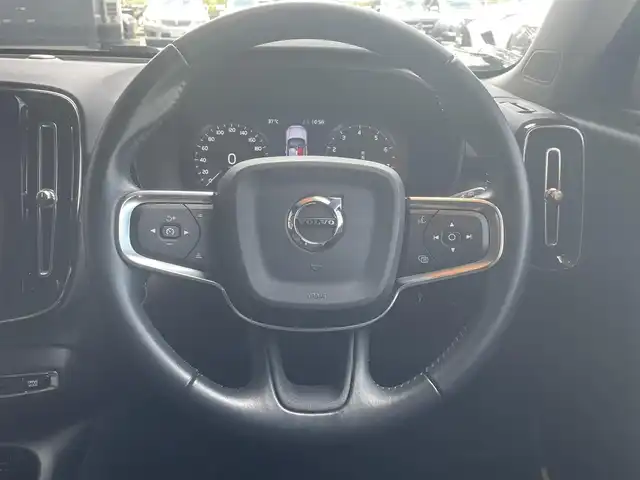 ボルボ ＸＣ４０ T4 AWD モメンタム 高知県 2018(平30)年 2.4万km アイスホワイト 純正ナビ/　【AM/FM/Bluetooth/フルセグTV】/Apple Car Play/Android　Auto/３６０°カメラ/　【フロント・サイド・バック】/クルーズコントロール/Lane　Keeping　Aid/BLIS/Road　Sign　Information/パークアシスト/コーナーリングライト/衝突回避/アイドリングストップ/ハーフレザーシート/運転席パワーシート/ETC/フロアマット