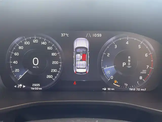 ボルボ ＸＣ４０ T4 AWD モメンタム 高知県 2018(平30)年 2.4万km アイスホワイト 純正ナビ/　【AM/FM/Bluetooth/フルセグTV】/Apple Car Play/Android　Auto/３６０°カメラ/　【フロント・サイド・バック】/クルーズコントロール/Lane　Keeping　Aid/BLIS/Road　Sign　Information/パークアシスト/コーナーリングライト/衝突回避/アイドリングストップ/ハーフレザーシート/運転席パワーシート/ETC/フロアマット