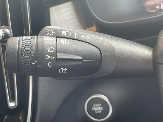 ボルボ ＸＣ４０ T4 AWD モメンタム 高知県 2018(平30)年 2.4万km アイスホワイト 純正ナビ/　【AM/FM/Bluetooth/フルセグTV】/Apple Car Play/Android　Auto/３６０°カメラ/　【フロント・サイド・バック】/クルーズコントロール/Lane　Keeping　Aid/BLIS/Road　Sign　Information/パークアシスト/コーナーリングライト/衝突回避/アイドリングストップ/ハーフレザーシート/運転席パワーシート/ETC/フロアマット