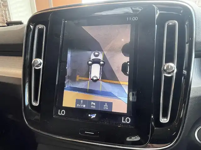 ボルボ ＸＣ４０ T4 AWD モメンタム 高知県 2018(平30)年 2.4万km アイスホワイト 純正ナビ/　【AM/FM/Bluetooth/フルセグTV】/Apple Car Play/Android　Auto/３６０°カメラ/　【フロント・サイド・バック】/クルーズコントロール/Lane　Keeping　Aid/BLIS/Road　Sign　Information/パークアシスト/コーナーリングライト/衝突回避/アイドリングストップ/ハーフレザーシート/運転席パワーシート/ETC/フロアマット