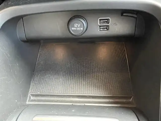ボルボ ＸＣ４０ T4 AWD モメンタム 高知県 2018(平30)年 2.4万km アイスホワイト 純正ナビ/　【AM/FM/Bluetooth/フルセグTV】/Apple Car Play/Android　Auto/３６０°カメラ/　【フロント・サイド・バック】/クルーズコントロール/Lane　Keeping　Aid/BLIS/Road　Sign　Information/パークアシスト/コーナーリングライト/衝突回避/アイドリングストップ/ハーフレザーシート/運転席パワーシート/ETC/フロアマット