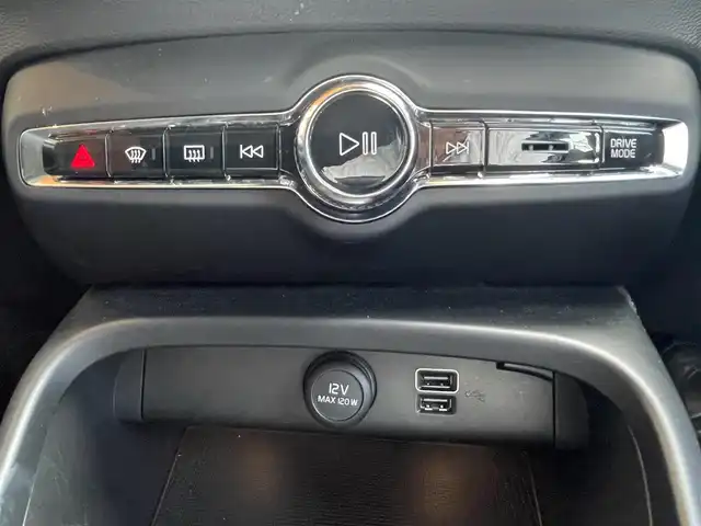 ボルボ ＸＣ４０ T4 AWD モメンタム 高知県 2018(平30)年 2.4万km アイスホワイト 純正ナビ/　【AM/FM/Bluetooth/フルセグTV】/Apple Car Play/Android　Auto/３６０°カメラ/　【フロント・サイド・バック】/クルーズコントロール/Lane　Keeping　Aid/BLIS/Road　Sign　Information/パークアシスト/コーナーリングライト/衝突回避/アイドリングストップ/ハーフレザーシート/運転席パワーシート/ETC/フロアマット