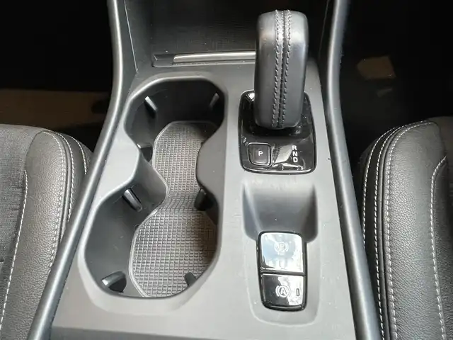 ボルボ ＸＣ４０ T4 AWD モメンタム 高知県 2018(平30)年 2.4万km アイスホワイト 純正ナビ/　【AM/FM/Bluetooth/フルセグTV】/Apple Car Play/Android　Auto/３６０°カメラ/　【フロント・サイド・バック】/クルーズコントロール/Lane　Keeping　Aid/BLIS/Road　Sign　Information/パークアシスト/コーナーリングライト/衝突回避/アイドリングストップ/ハーフレザーシート/運転席パワーシート/ETC/フロアマット