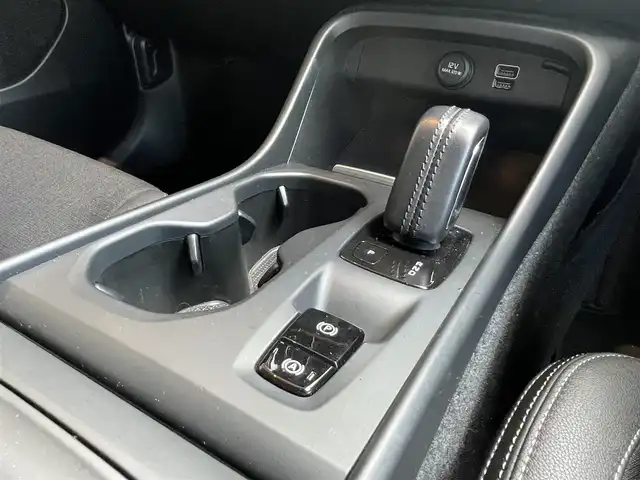 ボルボ ＸＣ４０ T4 AWD モメンタム 高知県 2018(平30)年 2.4万km アイスホワイト 純正ナビ/　【AM/FM/Bluetooth/フルセグTV】/Apple Car Play/Android　Auto/３６０°カメラ/　【フロント・サイド・バック】/クルーズコントロール/Lane　Keeping　Aid/BLIS/Road　Sign　Information/パークアシスト/コーナーリングライト/衝突回避/アイドリングストップ/ハーフレザーシート/運転席パワーシート/ETC/フロアマット