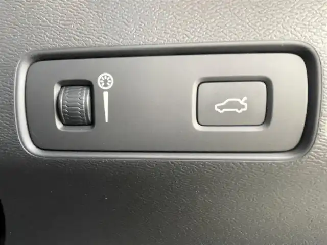 ボルボ ＸＣ４０ T4 AWD モメンタム 高知県 2018(平30)年 2.4万km アイスホワイト 純正ナビ/　【AM/FM/Bluetooth/フルセグTV】/Apple Car Play/Android　Auto/３６０°カメラ/　【フロント・サイド・バック】/クルーズコントロール/Lane　Keeping　Aid/BLIS/Road　Sign　Information/パークアシスト/コーナーリングライト/衝突回避/アイドリングストップ/ハーフレザーシート/運転席パワーシート/ETC/フロアマット