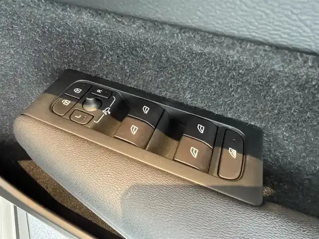 ボルボ ＸＣ４０ T4 AWD モメンタム 高知県 2018(平30)年 2.4万km アイスホワイト 純正ナビ/　【AM/FM/Bluetooth/フルセグTV】/Apple Car Play/Android　Auto/３６０°カメラ/　【フロント・サイド・バック】/クルーズコントロール/Lane　Keeping　Aid/BLIS/Road　Sign　Information/パークアシスト/コーナーリングライト/衝突回避/アイドリングストップ/ハーフレザーシート/運転席パワーシート/ETC/フロアマット