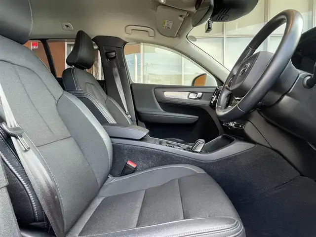 ボルボ ＸＣ４０ T4 AWD モメンタム 高知県 2018(平30)年 2.4万km アイスホワイト 純正ナビ/　【AM/FM/Bluetooth/フルセグTV】/Apple Car Play/Android　Auto/３６０°カメラ/　【フロント・サイド・バック】/クルーズコントロール/Lane　Keeping　Aid/BLIS/Road　Sign　Information/パークアシスト/コーナーリングライト/衝突回避/アイドリングストップ/ハーフレザーシート/運転席パワーシート/ETC/フロアマット