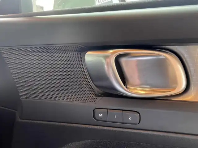 ボルボ ＸＣ４０ T4 AWD モメンタム 高知県 2018(平30)年 2.4万km アイスホワイト 純正ナビ/　【AM/FM/Bluetooth/フルセグTV】/Apple Car Play/Android　Auto/３６０°カメラ/　【フロント・サイド・バック】/クルーズコントロール/Lane　Keeping　Aid/BLIS/Road　Sign　Information/パークアシスト/コーナーリングライト/衝突回避/アイドリングストップ/ハーフレザーシート/運転席パワーシート/ETC/フロアマット