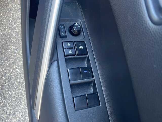 トヨタ カローラ クロス ハイブリッド Z 愛知県 2022(令4)年 3.1万km ダークブルーマイカM ワンオーナー/パノラマルーフ/８インチディスプレイオーディオ＋ナビ/ルーフレール/パワーバックドア/前席シートヒーター/運転席パワーシート/ハーフレザーシート/トヨタセーフティーセンス/・プリクラッシュセーフティ/・レーダークルーズコントロール/・レーントレーシングアシスト/・ロードサインアシスト/・オートハイビーム/・プロアクティブドライビングアシスト/・パーキングサポートブレーキ/クリアランスソナー/ブラインドスポットモニター/LEDヘッドライト/フォグライト/オートライト/前後ドライブレコーダー（DC-DR652）/ETC/純正フロアマット/純正ドアバイザー/2025年10月8日新品バッテリー交換/ディーラー整備記録簿R5 R6/取扱説明書/保証書/スペアスマートキー